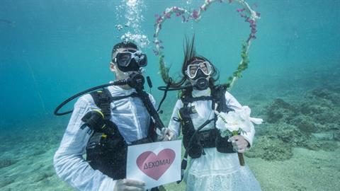 Ζευγάρι παντρεύτηκε στον... βυθό της Αλλονήσου!