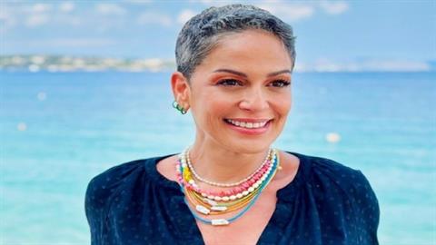 Ρέα Τουτουνζή: «έφτασα 49 και είμαι περήφανη για τα άσπρα μου μαλλιά και τις ρυτίδες μου»