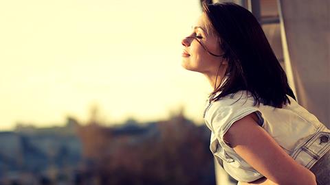 «Οι δυνατοί οι άνθρωποι επιλέγουν την μοναξιά γιατί δεν έμαθαν να κάνουν εκπτώσεις στα συναισθήματά τους»