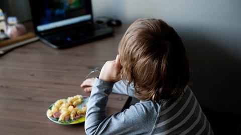 Γιατί δεν πρέπει να αφήνουμε τα παιδιά να τρώνε μπροστά στην τηλεόραση