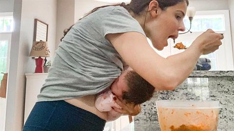 Μητρότητα σημαίνει να τρως στα όρθια από την κατσαρόλα όταν κι αν προλάβεις