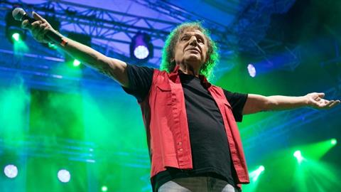 Ο Βασίλης Παπακωνσταντίνου γιόρτασε 50 χρόνια τραγουδιού και το Καλλιμάρμαρο «βούλιαξε» από κόσμο!