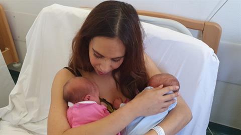 Το 1ο «παιδί του σωλήνα» στην Ελλάδα έκανε εξωσωματική και γέννησε διδυμάκια!