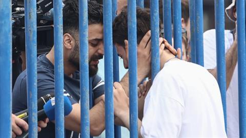 Ναυάγιο στην Πύλο: η συγκινητική στιγμή που Σύριος συναντά τον αδερφό του - νόμιζε πως είχε πνιγεί