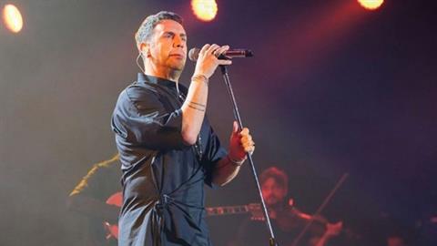 Ο Μαζωνάκης βοήθησε θαυμαστή του να κάνει την τέλεια πρόταση γάμου κατά τη διάρκεια συναυλίας του