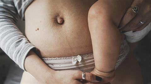 «Έτσι είμαι πραγματικά; Αυτό βλέπουν οι άλλοι;»: τα λόγια μιας μαμάς όταν είδε το σώμα της στον καθρέφτη μετά τη γέννα