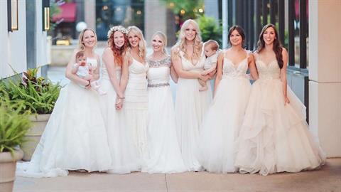 Μαμά με τις 6 κόρες της φόρεσαν τα... νυφικά τους και πήγαν σε εστιατόριο για φαγητό!