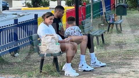 O Γιάννης Αντετοκούνμπο απολαμβάνει οικογενειακές στιγμές σε παιδική χαρά της Αττικής