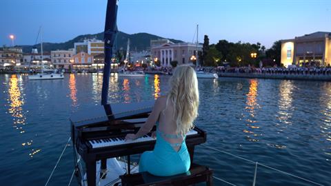 Πιανίστρια παίζει τον «Ζορμπά» στη μέση του Αιγαίου και οι Μυτιληνιοί χορεύουν συρτάκι!