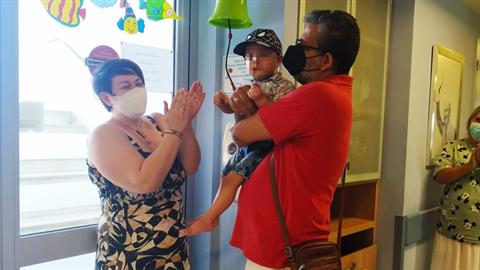 Ο μικρός Γαβριήλ κέρδισε τη μάχη με τον καρκίνο και χτύπησε το καμπανάκι της νίκης!