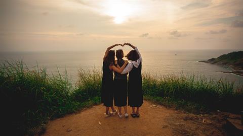 «Τίποτα δεν συγκρίνεται με τους παιδικούς φίλους! Τυχεροί όσοι τους έχουν ακόμα δίπλα τους»