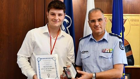 Μετάλλιο Αξίας και Τιμής στον 17χρονο Ανέστη - έσωσε 2χρονο παιδί από πνιγμό