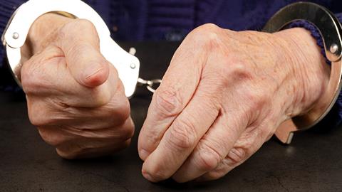 65χρονος σκότωσε δύο αδέρφια 5 και 6 ετών επειδή έπαιζαν μπροστά στο σπίτι του