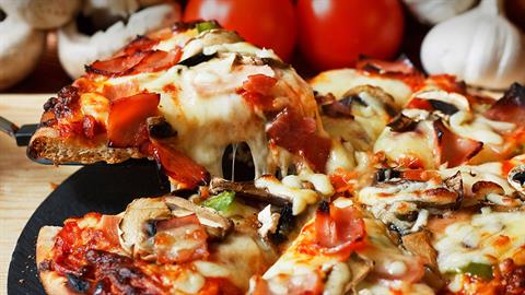 Πανεύκολη σπιτική πίτσα, πιο νόστιμη κι από αγοραστή