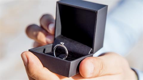 Απεγνωσμένη single δίνει 5.000 δολάρια σε όποιον της βρει γαμπρό!