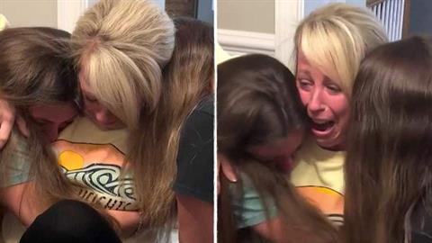 Δίδυμες ζήτησαν από τη μητριά τους να τις υιοθετήσει κι εκείνη έκλαψε από χαρά!