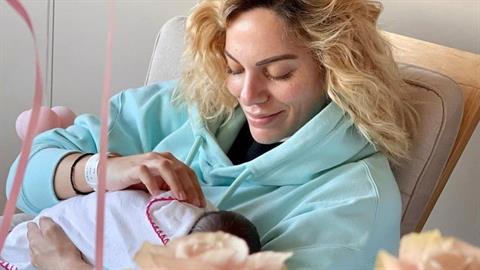 Ι. Μαλέσκου: «οι ραγάδες της εγκυμοσύνης είναι τα παράσημά μου για τη ζωή που έφερα στον κόσμο»