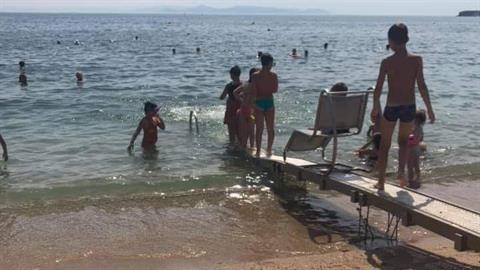 «Οι ράμπες ΑμεΑ στις παραλίες δεν είναι για να κάνουν βουτιές τα παιδιά!»