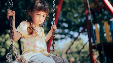 Η 5 ετών κόρη μου δεν θέλει να κάνει παρέα με άλλα παιδιά. Πώς να τη βοηθήσω;