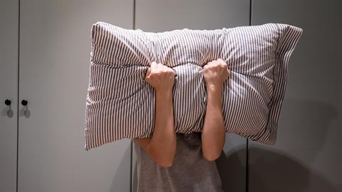 «Όταν δεν θέλω να ουρλιάξω στα παιδιά μου, ουρλιάζω στο μαξιλάρι μου»