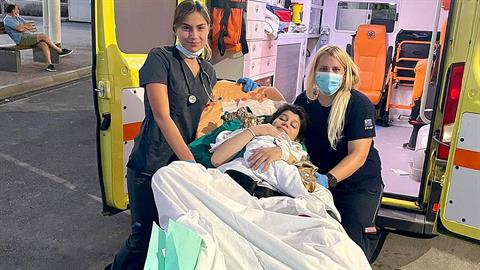 Θήβα: 22χρονη μανούλα γέννησε το «βιαστικό» μωράκι της μέσα στο ασθενοφόρο!