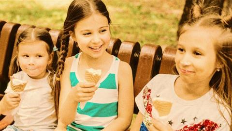 «Μου λείπουν τα καλοκαίρια που μετρούσαμε την ευτυχία στα παγωτά που φάγαμε»