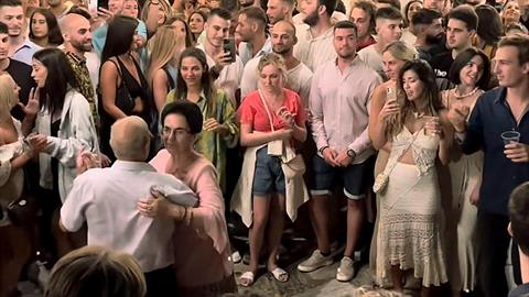 Ζευγάρι ηλικιωμένων στην Τήνο χορεύει βαλς και... αποθεώνεται!