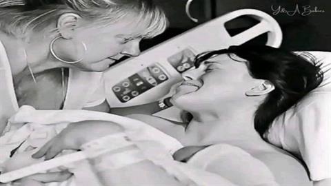 «Στις σημαντικές στιγμές της ζωής μας, θέλουμε δίπλα μας τη μαμά μας»