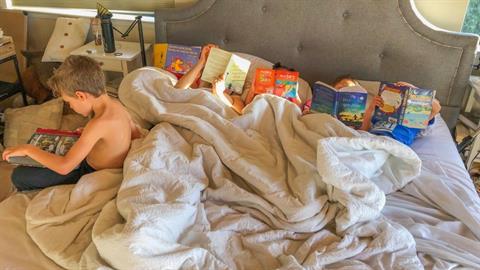 «Όταν απαγόρευσα τις οθόνες από τα παιδιά μου, αγάπησαν ξαφνικά τα βιβλία τους»