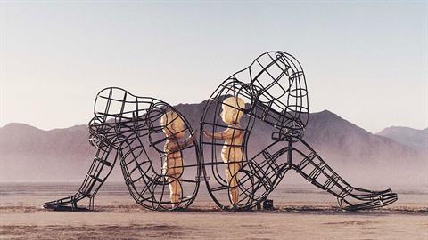 «Το τραυματισμένο παιδί που κρύβουμε μέσα μας, είναι σαν ωρολογιακή βόμβα έτοιμη να σκάσει»