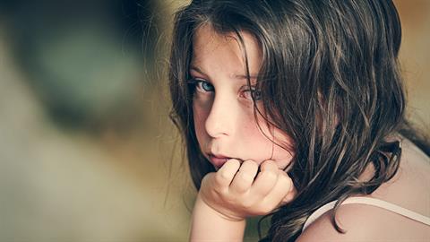 «Ας σταματήσουμε να φορτώνουμε τα παιδιά μας με ταμπέλες και ιδιότητες»