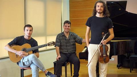 3 αδέρφια από τη Λαμία έδωσαν μαζί εξετάσεις και αρίστευσαν – πέρασαν στην ίδια σχολή