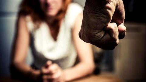 Βγήκε από το νοσοκομείο η 43χρονη αστυνομικός που κακοποιήθηκε από τον σύζυγο της