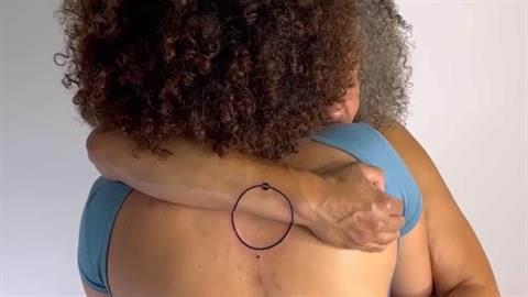 Μαμά και κόρη έκαναν παρόμοια τατουάζ που ενώνονται όταν αγκαλιάζονται!