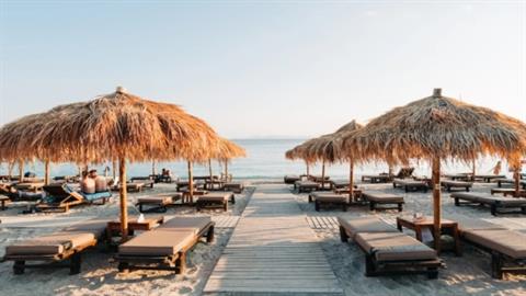 «Δεν με άφησαν να ταΐσω το παιδί μου σε beach bar επειδή έφερα φαγητό από το σπίτι»