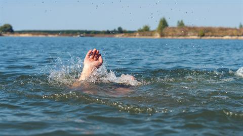 Λαγονήσι: στη ΜΕΘ μπαμπάς που παραλίγο να πνιγεί προσπαθώντας να σώσει το παιδί του
