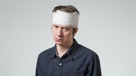 Άγιο είχε τουρίστας στο Ναύπλιο: του ήρθε κατσαρόλα στο κεφάλι ενώ έκανε βόλτα!