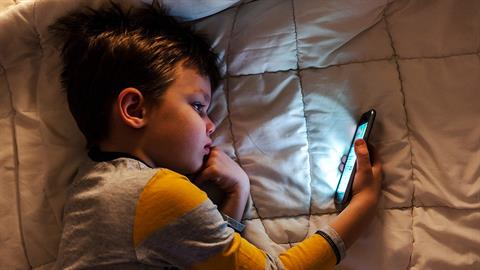 Ο εθισμός στο κινητό μάς αποξενώνει