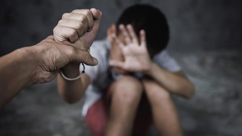 Άντρας στα Χανιά χτύπησε παιδάκια που έκαναν ποδήλατο έξω από το σπίτι του