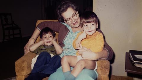 Σε όλες τις γιαγιάδες που δεν σταματούν να προσφέρουν: είστε αναντικατάστατες!