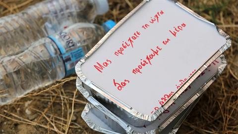 Εθελοντές μοίρασαν φαγητό στους πυροσβέστες: «μας προσέχατε τη νύχτα, σας προσέχουμε τη μέρα»