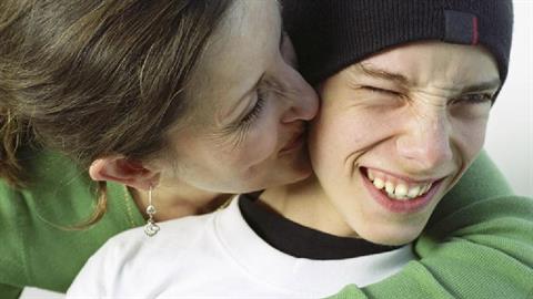 «Μαμά, θέλω την αγκαλιά σου αλλά όχι μπροστά στους φίλους μου»