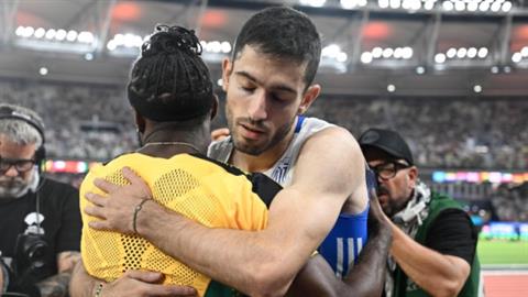 Το μεγαλείο του Τεντόγλου: εμψύχωνε τον βασικό του αντίπαλο στο κρίσιμο άλμα