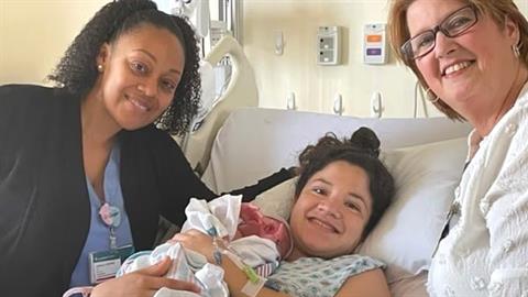 Δεν πρόλαβε να μπει στο μαιευτήριο και γέννησε το μωράκι της στο... πάρκινγκ!