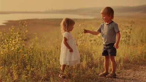 «Αντί να πεις στην κόρη σου ότι είναι θήραμα, πες στον γιο σου ότι δεν είναι κυνηγός»