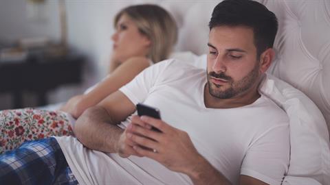 Ο άντρας μου αρνείται να με πλησιάσει ερωτικά τους τελευταίους μήνες. Μήπως δεν τον ελκύω πια;