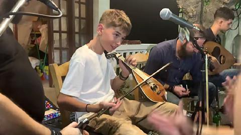 Ο Ελληνοκαναδός πιτσιρικάς που έμαθε λύρα μόνος του έκλεψε τις εντυπώσεις σε κρητικό γλέντι