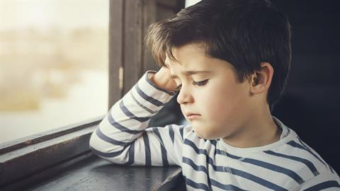 Ο γιος μου είναι πολύ κοντός. Πώς θα τον βοηθήσω να μη νιώθει κόμπλεξ;