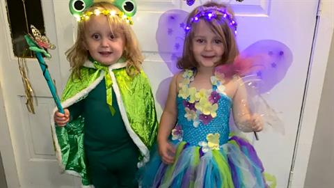 4χρονα διδυμάκια αποκοιμήθηκαν σε μπαούλο και πέθαναν από ασφυξία!