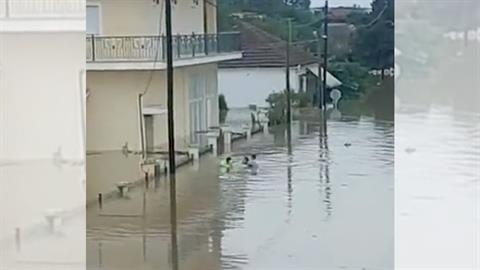 Καρδίτσα: πατέρας σώζει με φουσκωτό τα παιδιά του από τις πλημμύρες